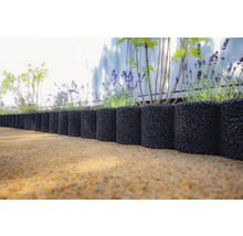 Zahradní scéna s obrubníkem z gumového granulátu