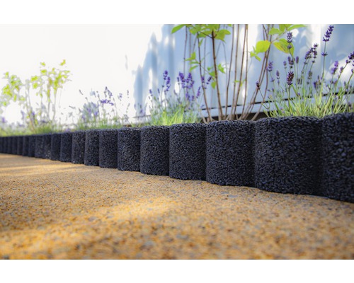 Zahradní scéna s obrubníkem z gumového granulátu