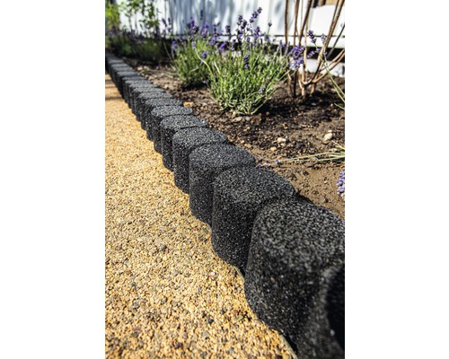 Zahradní chodník s obrubníky a levandulí