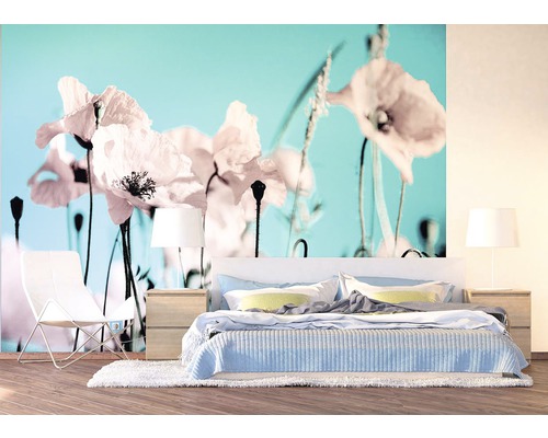 Ložnice s květinovou fototapetou, postelí, židlemi a nočními stolky