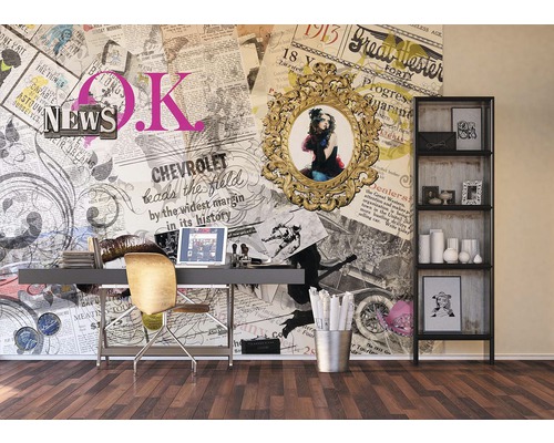 Kancelář se stolem, židlí, regálem a tapetou s novinovým designem
