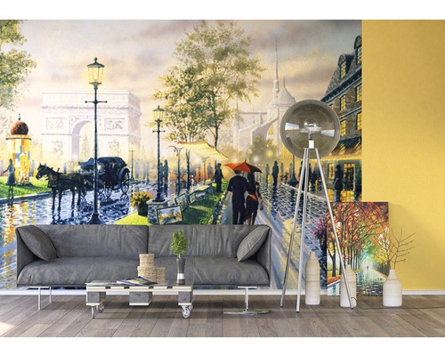 Obývací pokoj s fototapetou s motivem Paříže, včetně Vítězného oblouku a Eiffelovy věže.