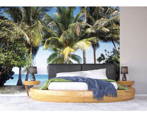 Ložnice s fototapetou zobrazující pláž a palmy.