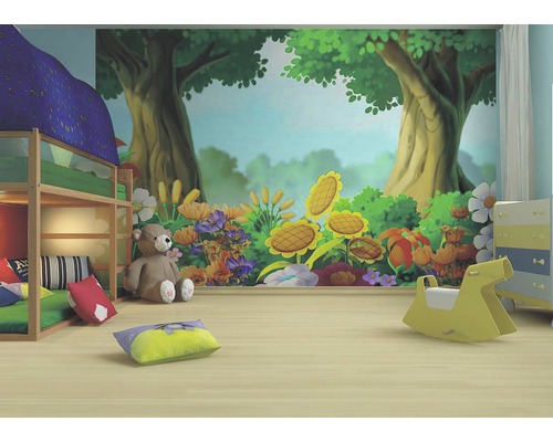 Dětský pokoj s patrovou postelí, hračkami a tapetou s motivem lesa
