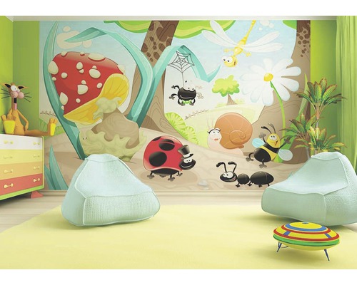 Dětský pokoj s fototapetou s motivy hmyzu a hub a sedacími vaky.