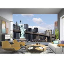 Obývací pokoj s fototapetou, která zobrazuje Sochu Svobody a Brooklynský most a vytváří tak světlou a prostornou atmosféru.
