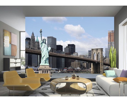 Obývací pokoj s fototapetou, která zobrazuje Sochu Svobody a Brooklynský most a vytváří tak světlou a prostornou atmosféru.