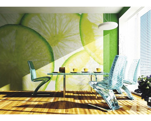 Jídelna se skleněným stolem, židlemi a nástěnnou tapetou s motivem limetek