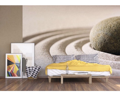 Světlá ložnice s fotografickou tapetou zenové zahrady, postelí a dekorací