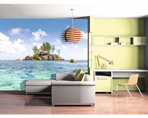 Obývací pokoj s fototapetou tropického ostrova, pohovkou a psacím stolem