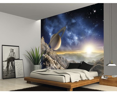 Ložnice s fototapetou s motivem vesmíru s planetou, horami a hvězdami