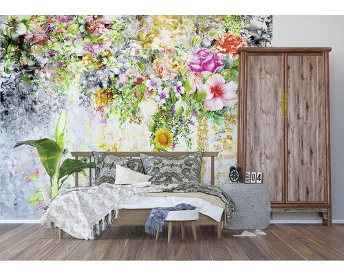 Ložnice s květinovou tapetou, postelí a dřevěnou skříní