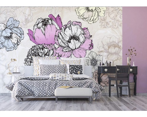 Ložnice s fototapetou s květinovým vzorem, postelí a komodou