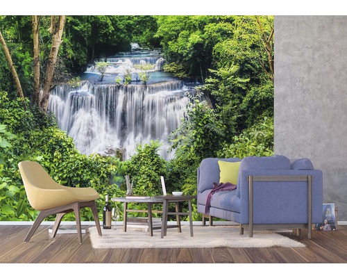 Obývací pokoj s fototapetou zobrazující vodopád v bujné přírodě.