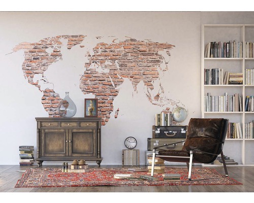 Obývací pokoj s knihovnou, komodou, křeslem a mapou světa s cihlovým vzhledem jako dekorace na zeď