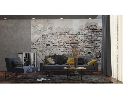 Obývací pokoj s pohovkou, křeslem, stolem a nástěnnou dekorací v industriálním stylu