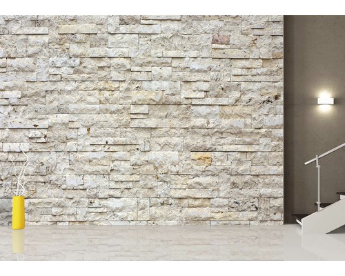 Nástěnná dekorace s obkladem z přírodního kamene a vázou