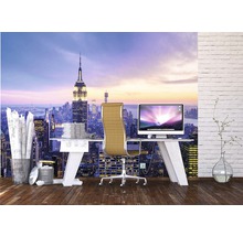 Kancelář se stolem, kancelářskou židlí a fototapetou s panoramatem New Yorku