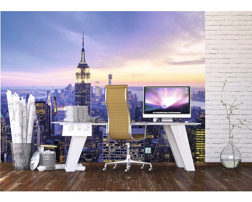 Kancelář se stolem, kancelářskou židlí a fototapetou s panoramatem New Yorku