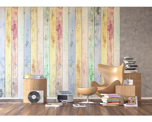 Dekorativní nástěnná dekorace s dřevěnými panely, křeslem a gramofonem v pokoji