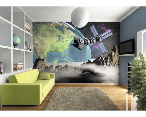 Obývací pokoj s fototapetou se zeměkoulí, satelitem a horskou krajinou