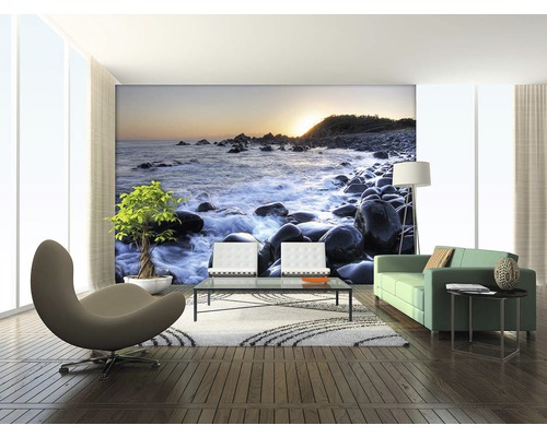 Obývací pokoj s fototapetou pobřežní krajiny při západu slunce