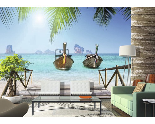 Fototapeta s motivem pláže, tradičními loděmi a tropickou vegetací v obývacím pokoji