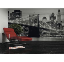 Pokoj s fototapetou Brooklynského mostu, křeslem a dekorací