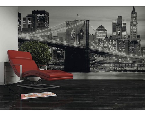 Pokoj s fototapetou Brooklynského mostu, křeslem a dekorací