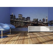 Obývací pokoj s tapetou New York Skyline, televizní skříňkou a židlemi