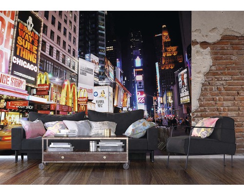 Obývací pokoj s fotografickou tapetou zobrazující noční pohled na město s osvětlenými billboardy