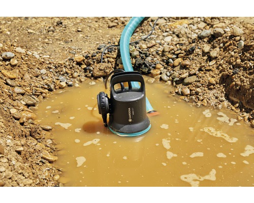 Kalenové kalové čerpadlo Gardena v jámě plné kalné vody