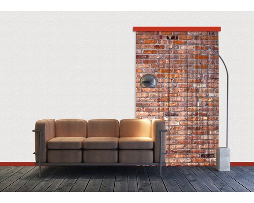 Obývací pokoj s pohovkou, obloukovou lampou a cihlovou zdí