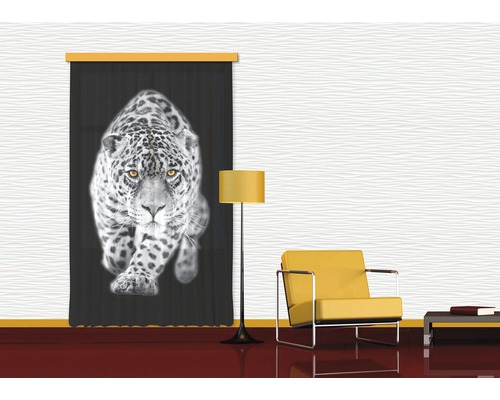 Místnost s posuvným závěsem s motivem jaguára, stojací lampou a křeslem