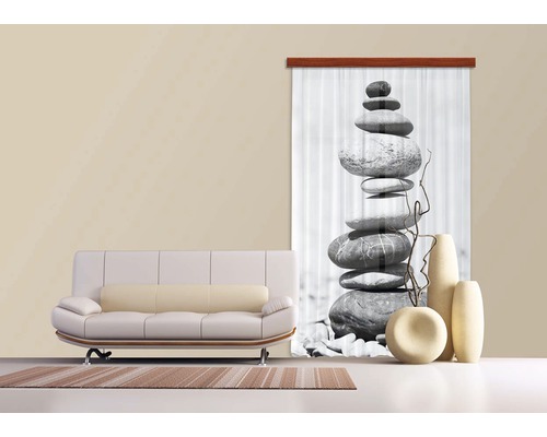 Pohled do pokoje s pohovkou, kobercem a posuvným závěsem s motivem kamenné věže