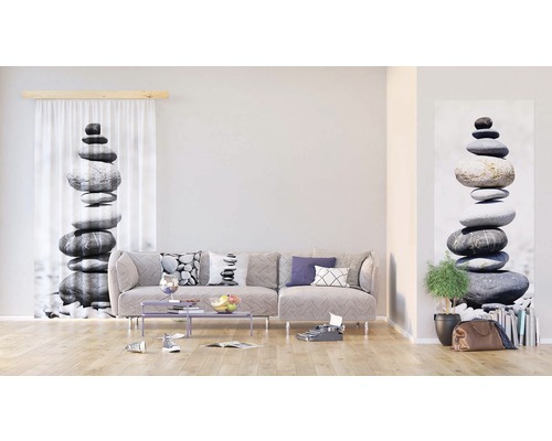 Obývací pokoj s pohovkou a dekorativními předměty a také dveře a závěs s motivem kamene