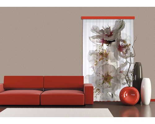 Moderní obývací pokoj s červenou pohovkou, květinovým závěsem a dekorativními vázami