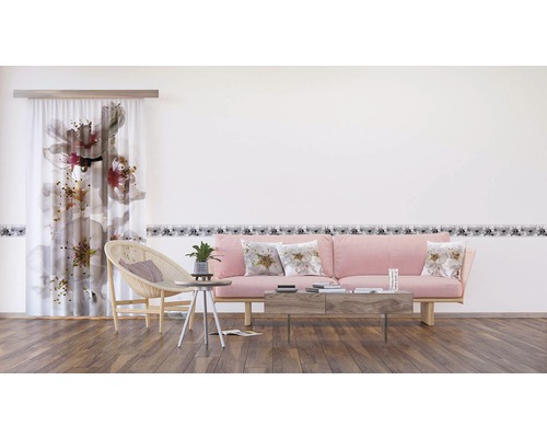 Obývací pokoj s pohovkou, stolem, židlí, závěsem a bordurou