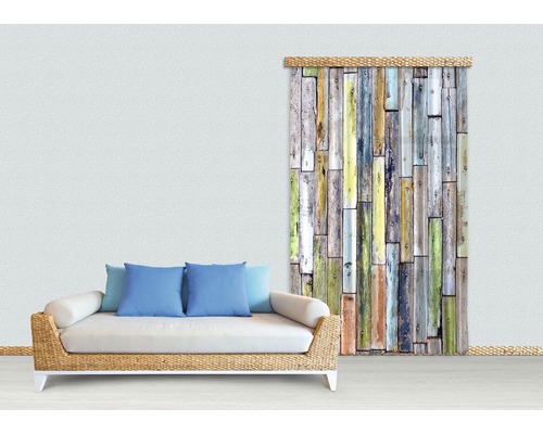 Obývací pokoj s pohovkou a fototapetou s dřevěným vzhledem