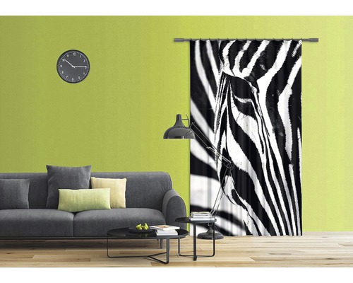 Obývací pokoj s pohovkou, lampou a závěsem se vzorem zebry