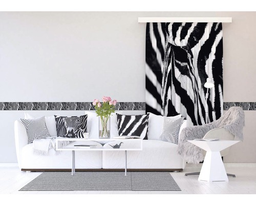 Obývací pokoj s pohovkou, stolem, židlí, kobercem, bordurou a závěsem se vzorem zebry