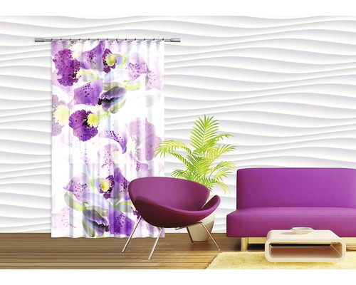 Obývací pokoj se závěsem s květinovým vzorem, křeslem, pohovkou a konferenčním stolkem na koberci