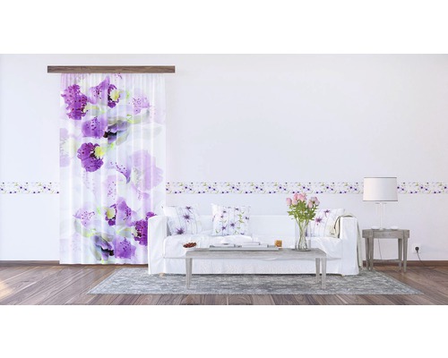 Obývací pokoj s pohovkou, stolem, lampou, závěsem s květinovým vzorem a bordurou s květinovým vzorem