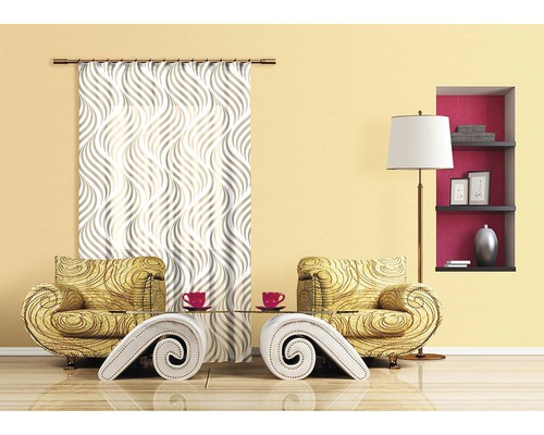 Obývací pokoj se závěsem, křesly a dekorativním konferenčním stolkem