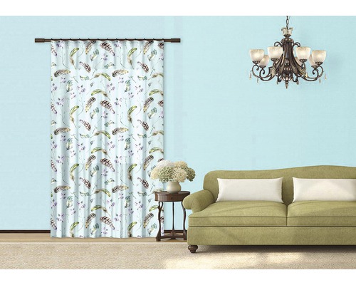 Obývací pokoj se závěsem se vzorem peří, pohovkou a lampou