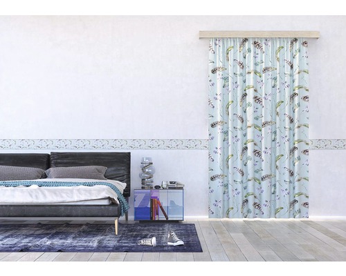 Ložnice s postelí, nočním stolkem, kobercem a závěsem se vzorem peří