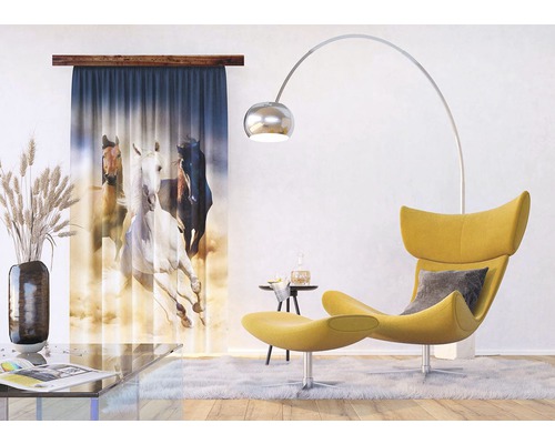 Dekorativní šály s motivem koní v obývacím pokoji.