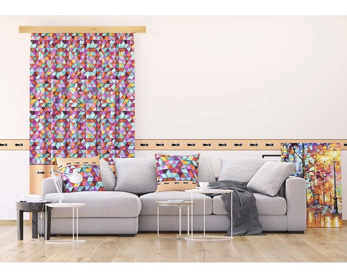 Obývací pokoj s pohovkou, stolem a závěsem s geometrickými vzory