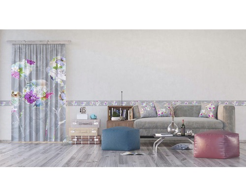 Obývací pokoj s pohovkou, stolem, závěsem a květinovým lemem na stěně