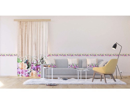 Obývací pokoj s pohovkou, křeslem, závěsy a bordurou s květinovým vzorem pro útulné prostředí.